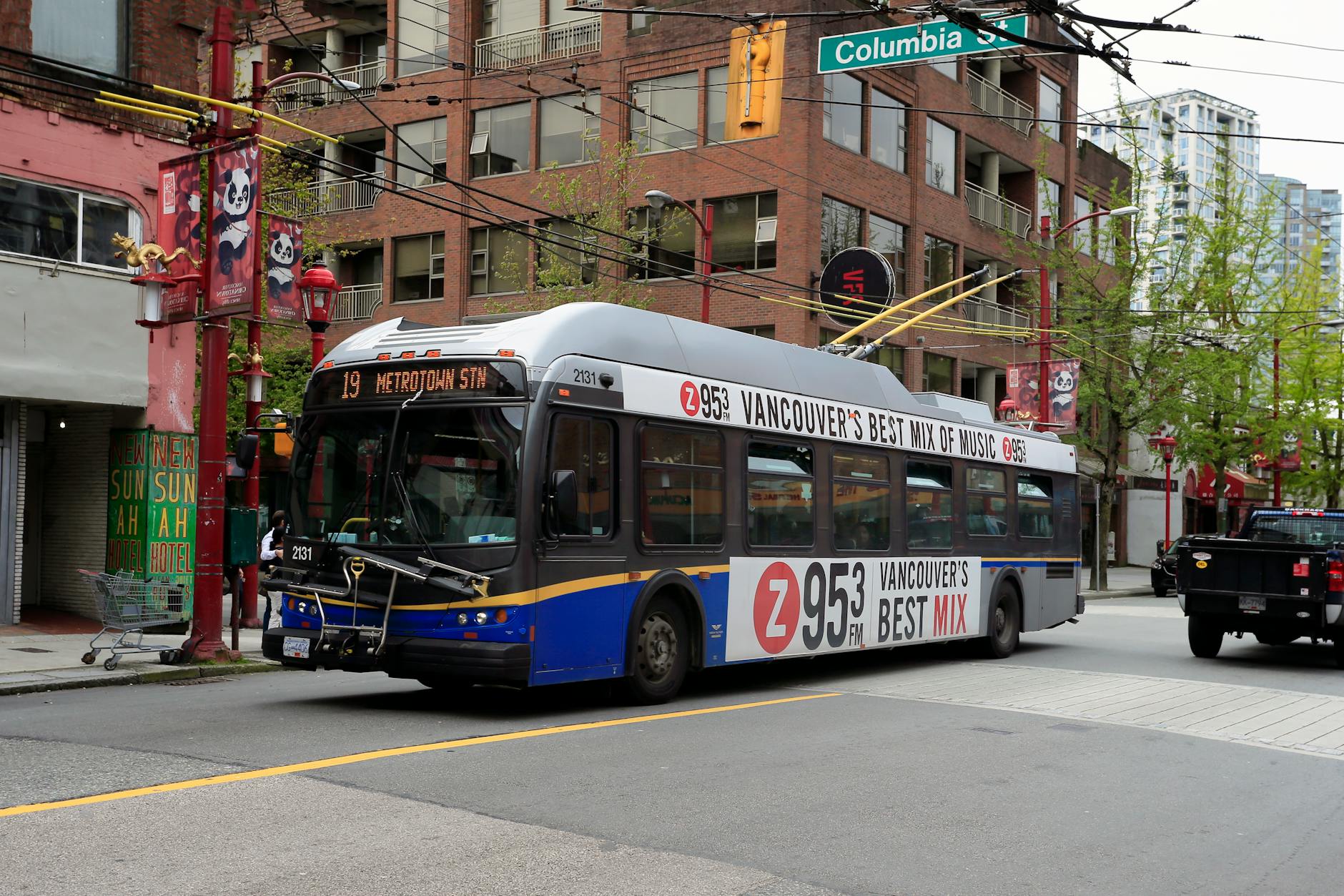Vancouver tour shuttle bus picking up tourists