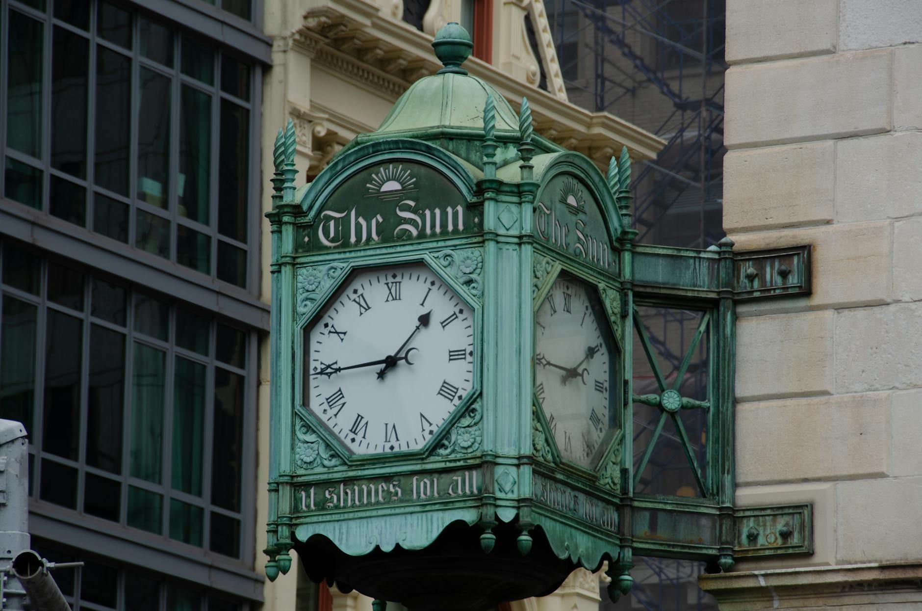 Gastown historic steam clock on street